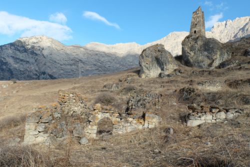 Донисар. Арочный вход