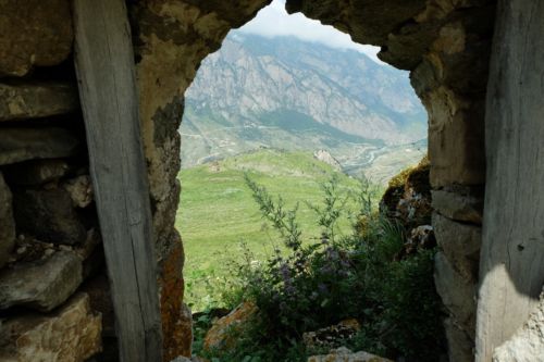 Цамад. Дверной проем в нижний погреб башни Черчесовых